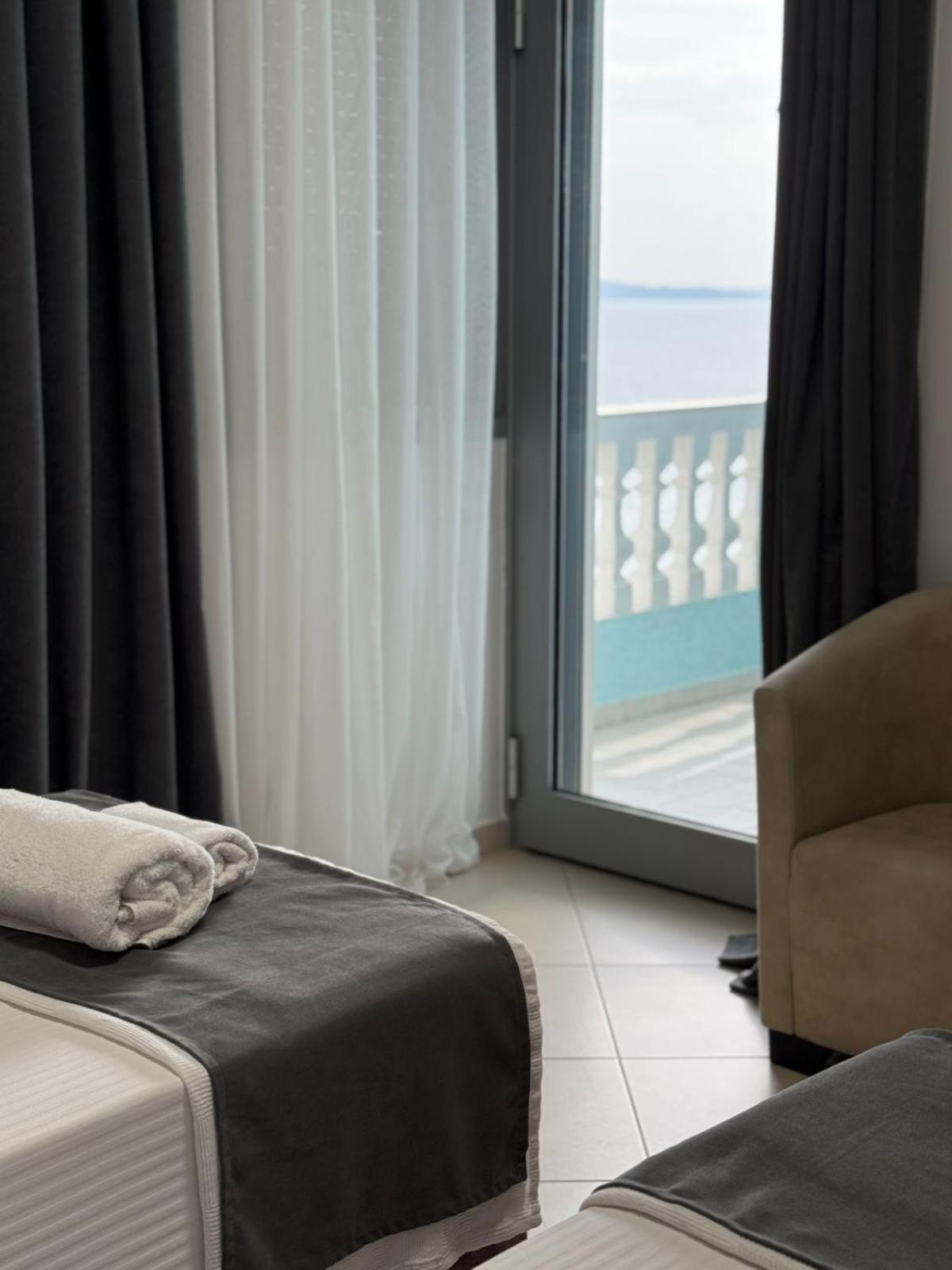 Hotel Abedini Sarandë Buitenkant foto