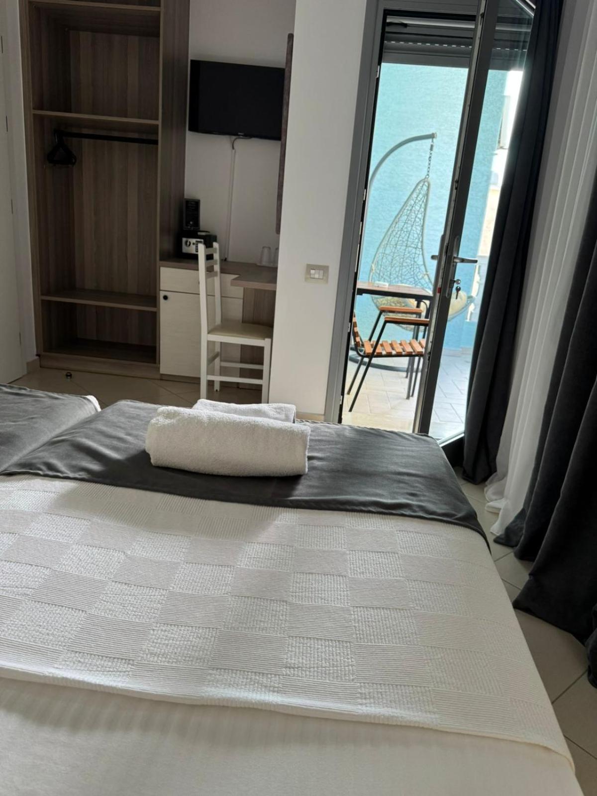 Hotel Abedini Sarandë Buitenkant foto